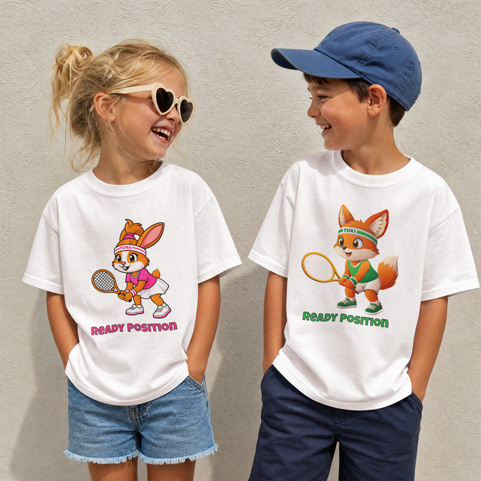 Zwei Kinder in Court Vibes Shirts mit Yuna und Yuki Motiv
