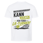 Wasserrohrbruch auf T-Shirt, Farbe weiß