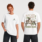 Tennis Club Girl auf Oversized Shirt